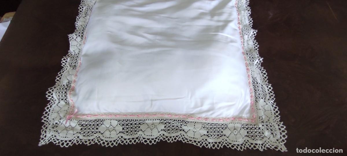 Antig&uuml;edades: ANTIGUO ALMOHADON/COJIN DECORATIVO CON GRAN ENCAJE HECHO A MANO Y CINTA ROSA. MEDIDAS 56 X 46 MAS 7