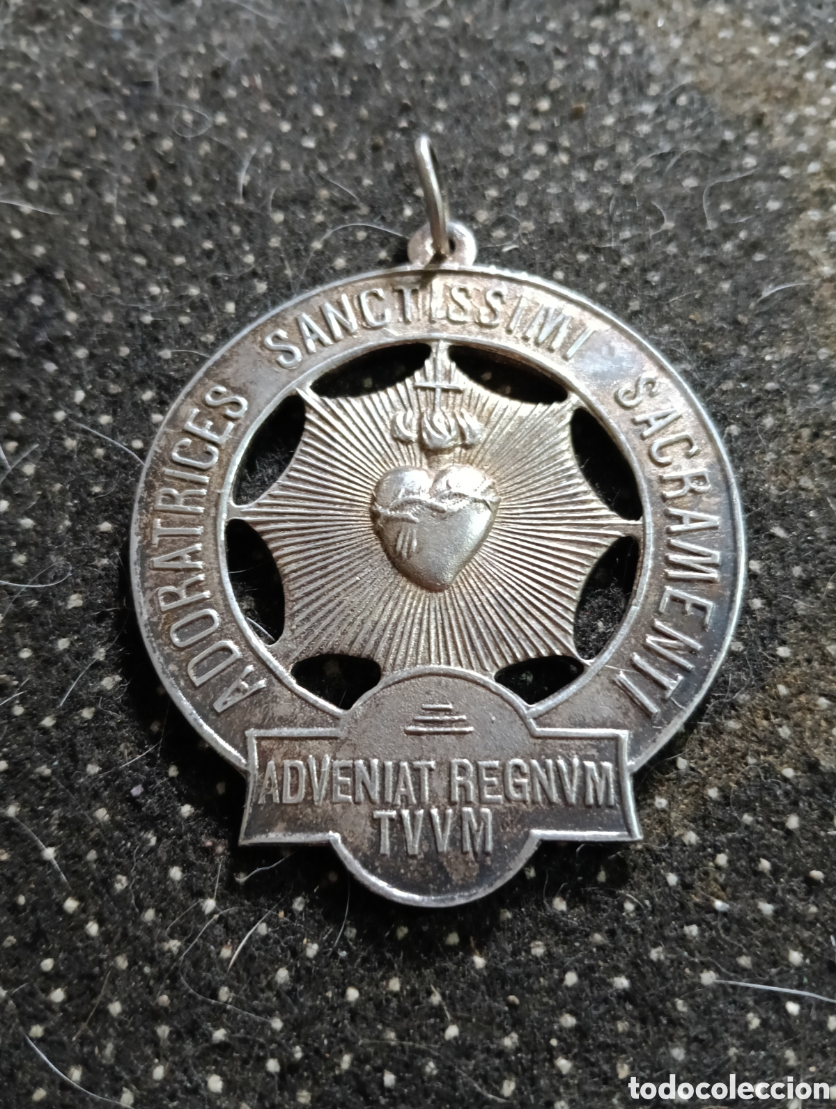 Antig&uuml;edades: 1970 Medalla religiosa Adoratrices del Sant&iacute;simo Sacramento &ndash; Sagrado Coraz&oacute;n &ldquo;Adveniat Regnum Tuum&rdquo;