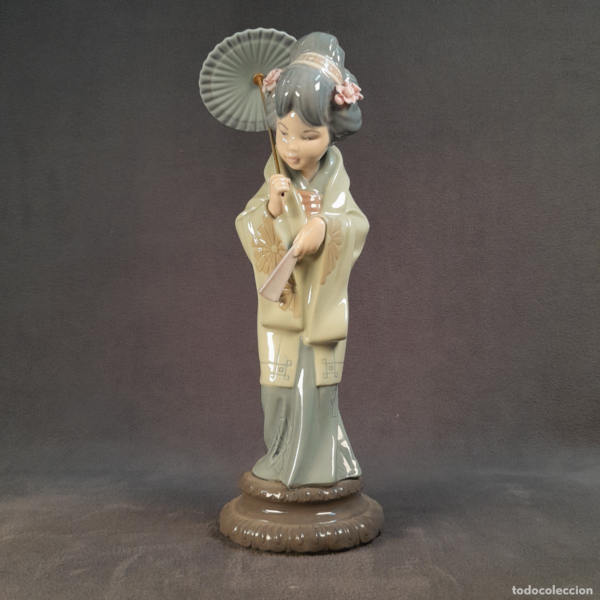 Antig&uuml;edades: FIGURA DE LLADR&Oacute; EN PORCELANA ESMALTADA. JAPONESITA CON SOMBRILLA. REF.: 4988.