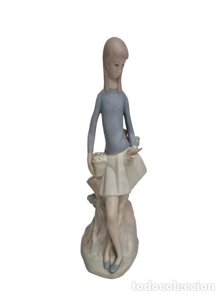 Antig&uuml;edades: Figura de Porcelana Marca NAO de Lladr&oacute; - Ni&ntilde;a con P&aacute;jaro en la Mano - A&ntilde;o 1974