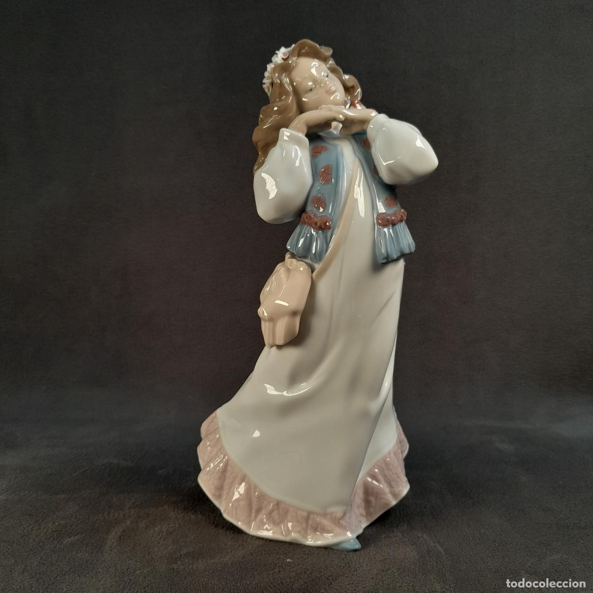 Antig&uuml;edades: FIGURA DE PORCELANA ESMALTADA DE LLADR&Oacute;. SUE&Ntilde;OS DE VERANO. 1997.