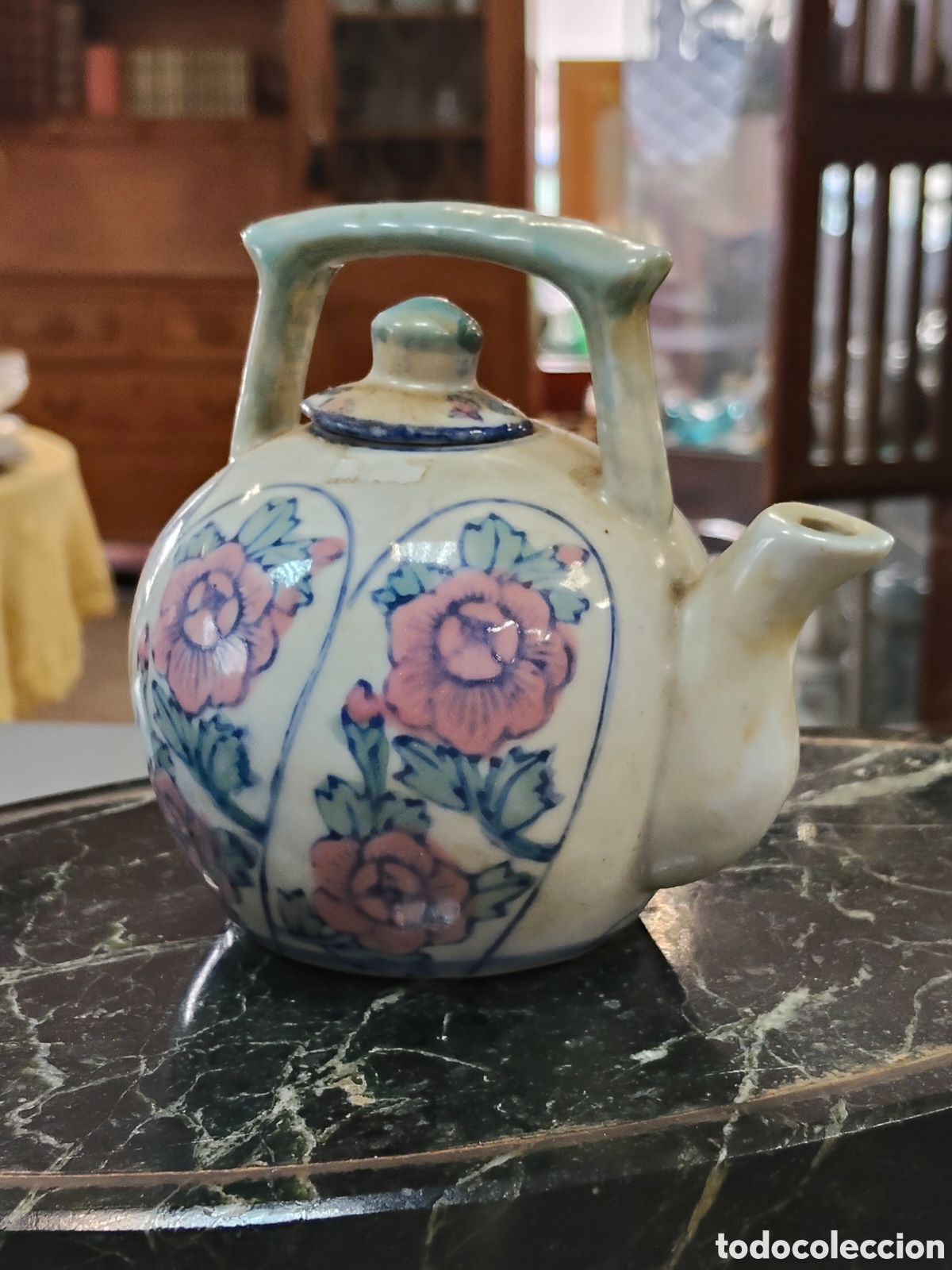 Antig&uuml;edades: peque&ntilde;a tetera de porcelana vintage pintada a mano con motivos florales en tonos rosas y verdes.