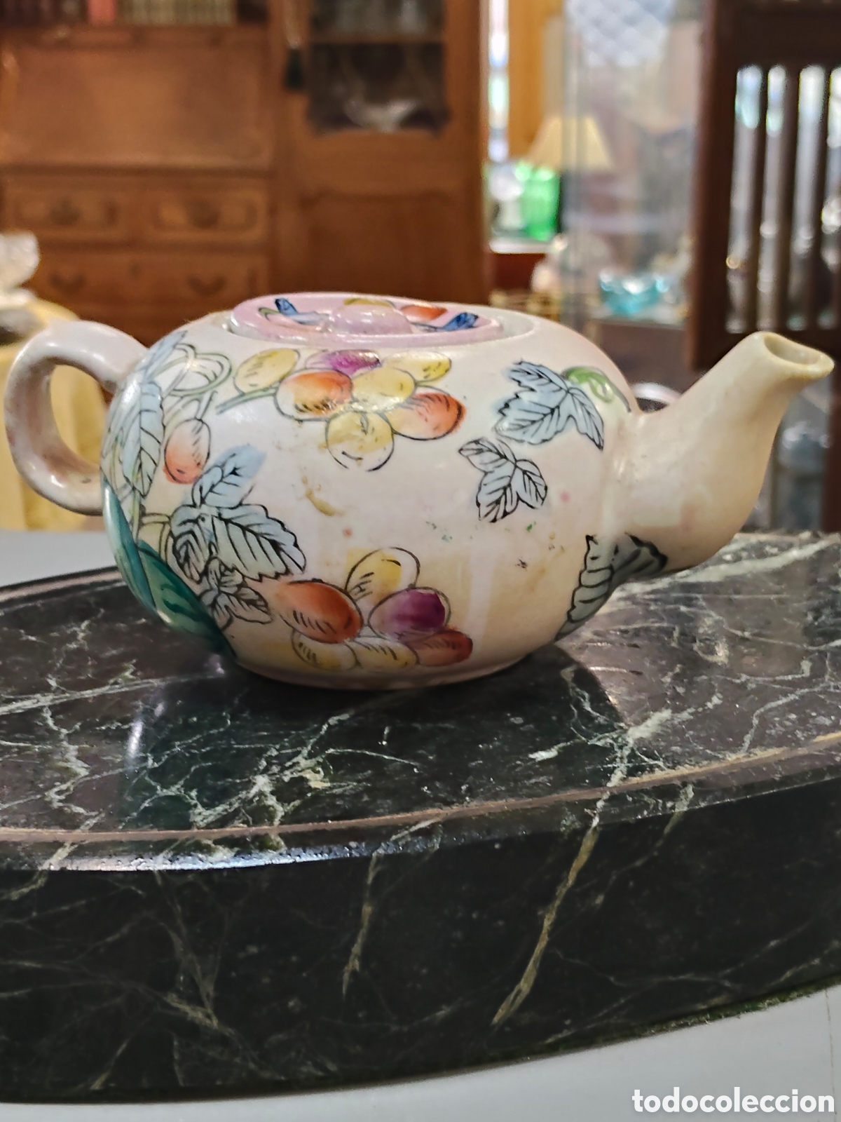 Antig&uuml;edades: Peque&ntilde;a tetera de cer&aacute;mica de estilo oriental con motivos frutales pintados a mano.