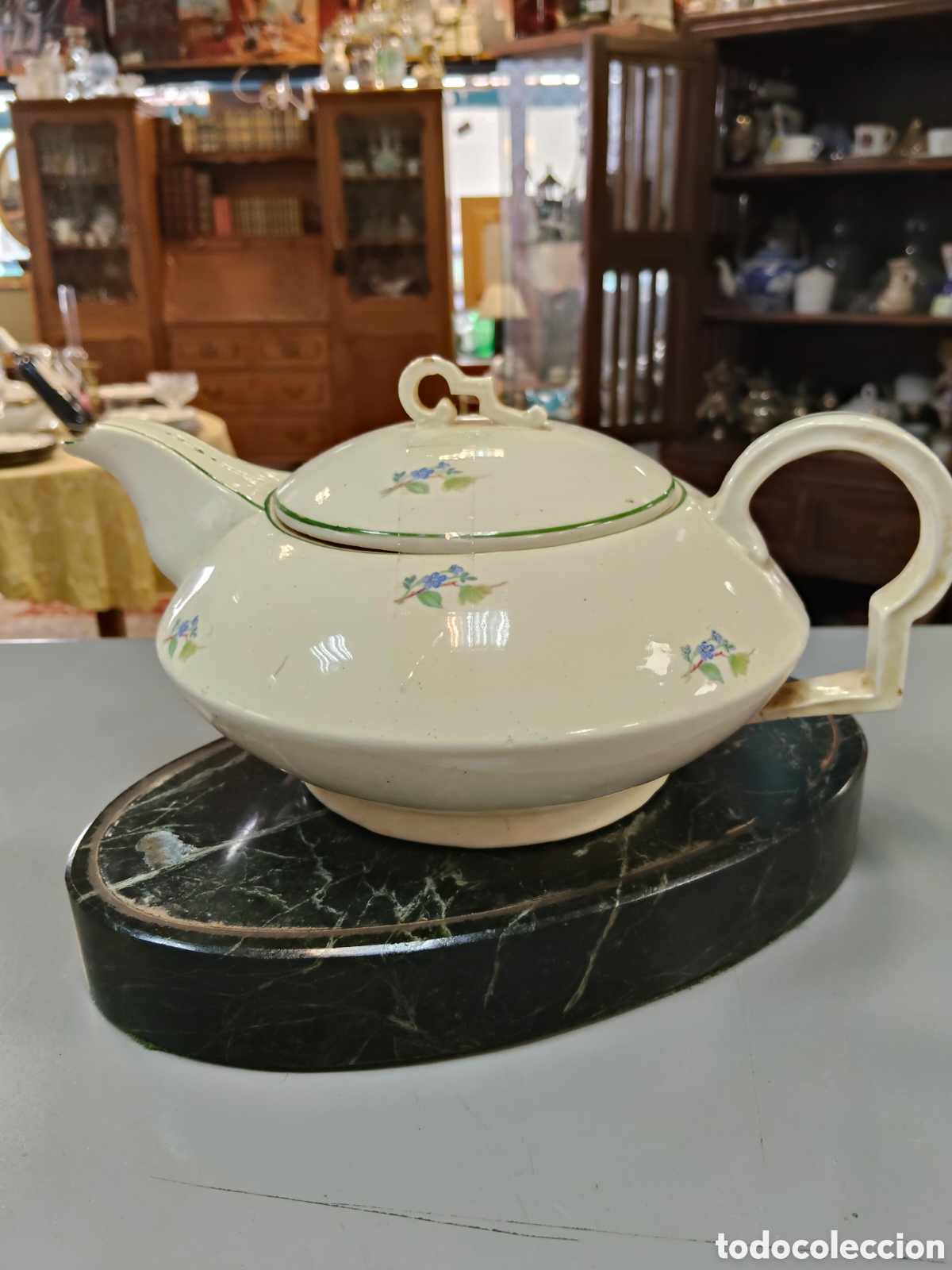 Antig&uuml;edades: Tetera de porcelana antigua, francesa, con una marca de fabricante parcialmente desgastada en la
