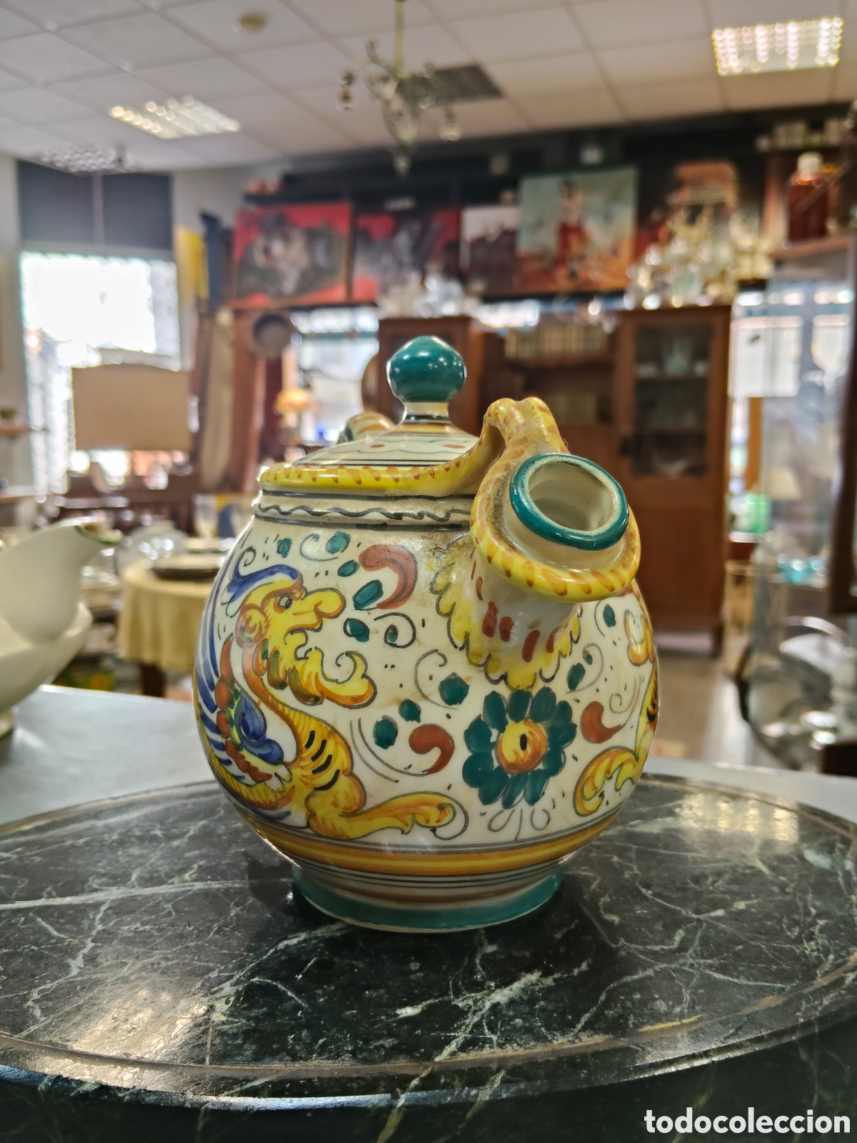 Antig&uuml;edades: Tetera de cer&aacute;mica de Deruta, Italia, presenta el ic&oacute;nico dise&ntilde;o Raffaellesco con motivos de dragone