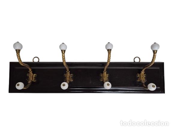 Antig&uuml;edades: Decorativo Perchero de Pared - Madera, Bronce y Porcelana