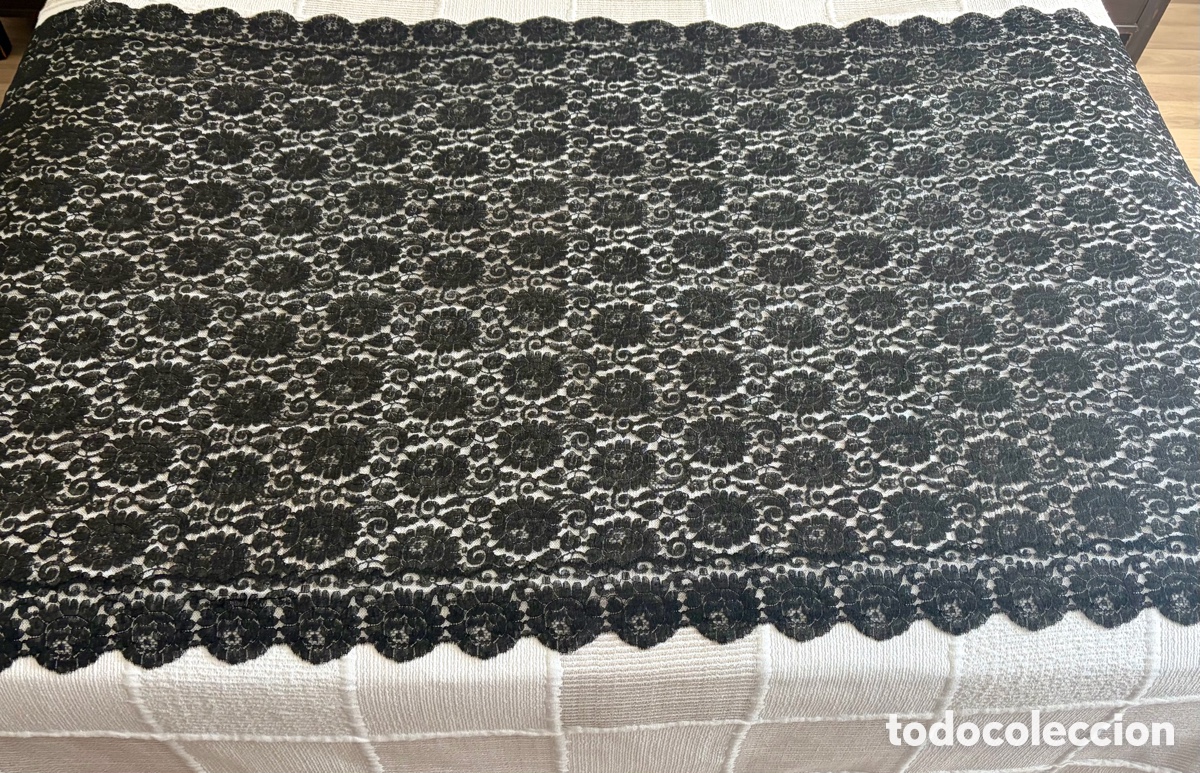 Antig&uuml;edades: Mantilla negra de encaje - Foto 2
