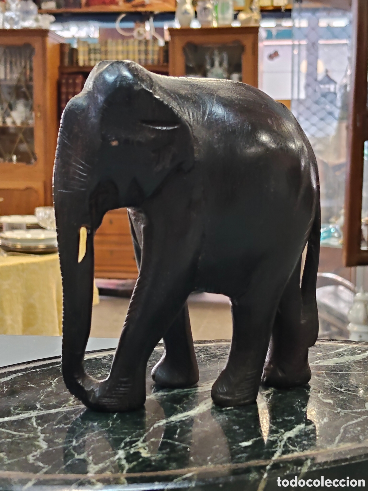 Antig&uuml;edades: Elefante tallada a mano, com&uacute;nmente hecha de &eacute;bano o caoba oscura, caracterizada por tener colmillos