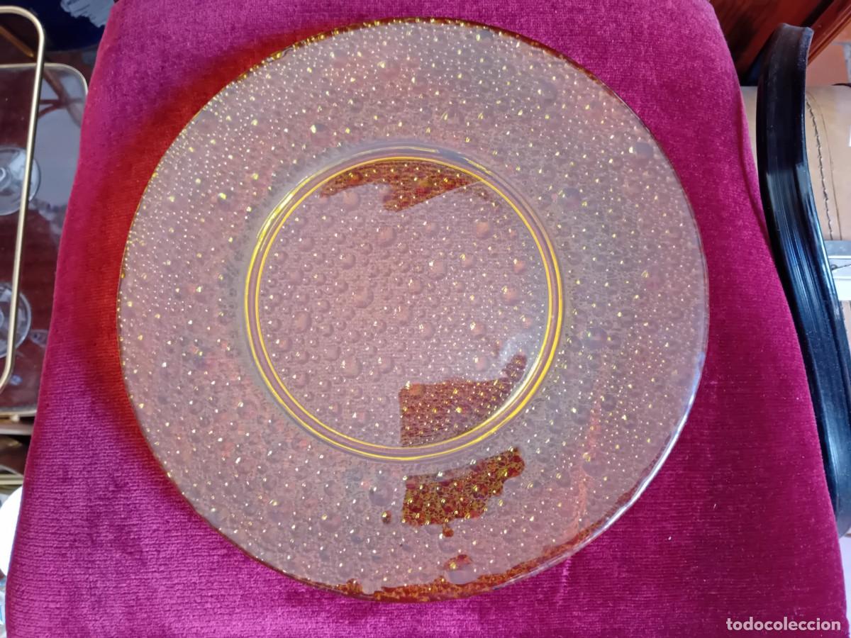 Antig&uuml;edades: Plato de cristal color &aacute;mbar con decoraci&oacute;n de burbujas