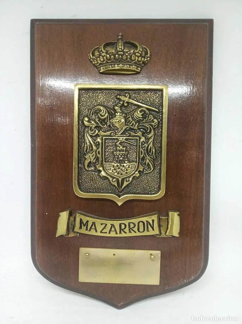 Antig&uuml;edades: Placa con escudo de Mazarr&oacute;n