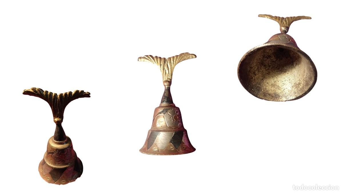 Antig&uuml;edades: CAMPANA DE BRONCE CON RELIEVE Y ASA EN FORMA DE COLA DE PEZ - DECORACI&Oacute;N GEOM&Eacute;TRICA Y FLORAL 60-70
