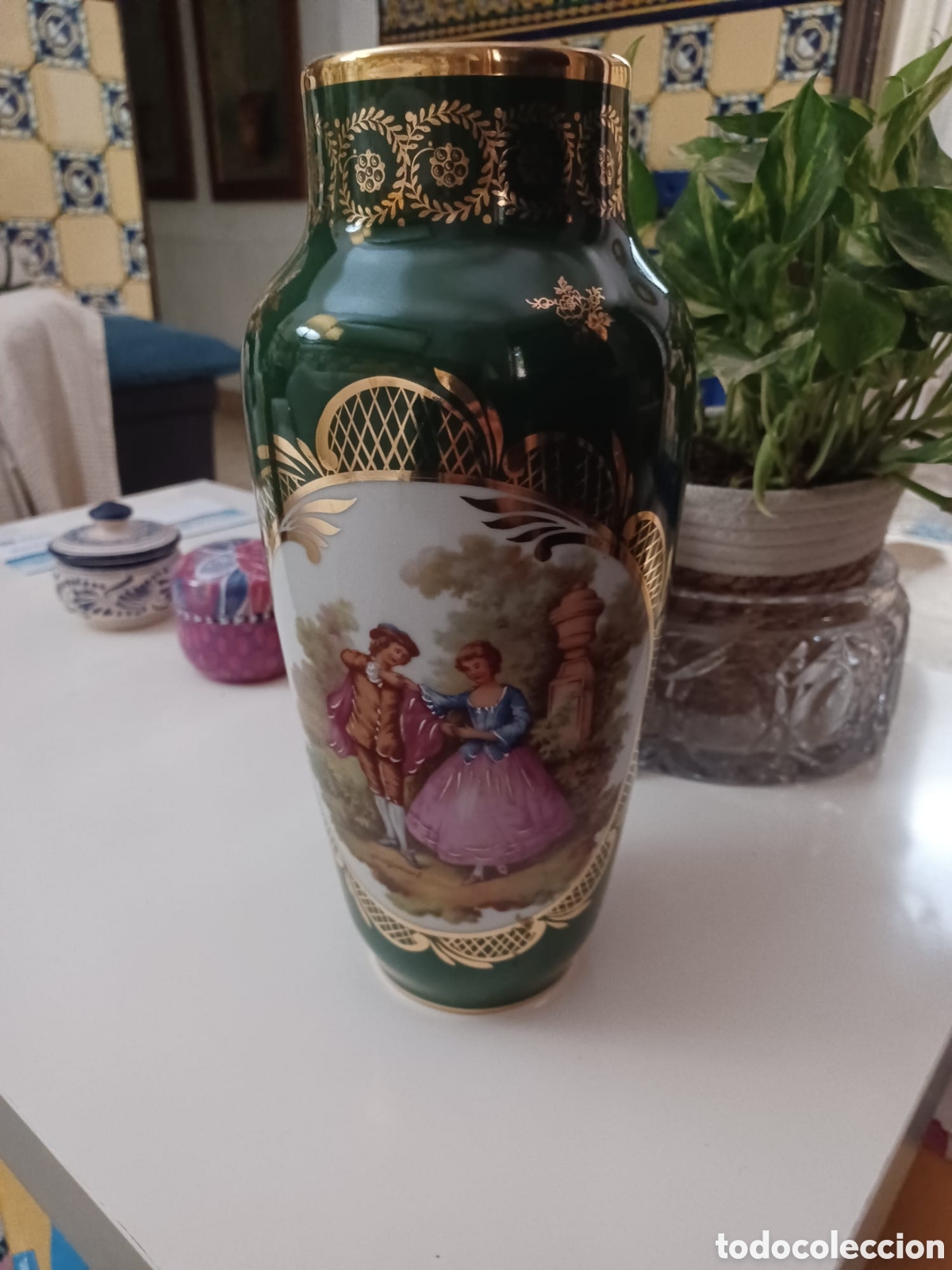 Antig&uuml;edades: Jarr&oacute;n de Cer&aacute;mica de Limoges con escena galante y detalles en oro