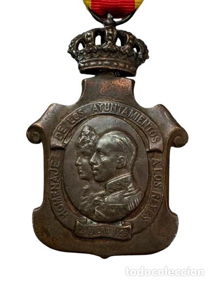 Antig&uuml;edades: Medalla homenaje de los ayuntamientos a los reyes