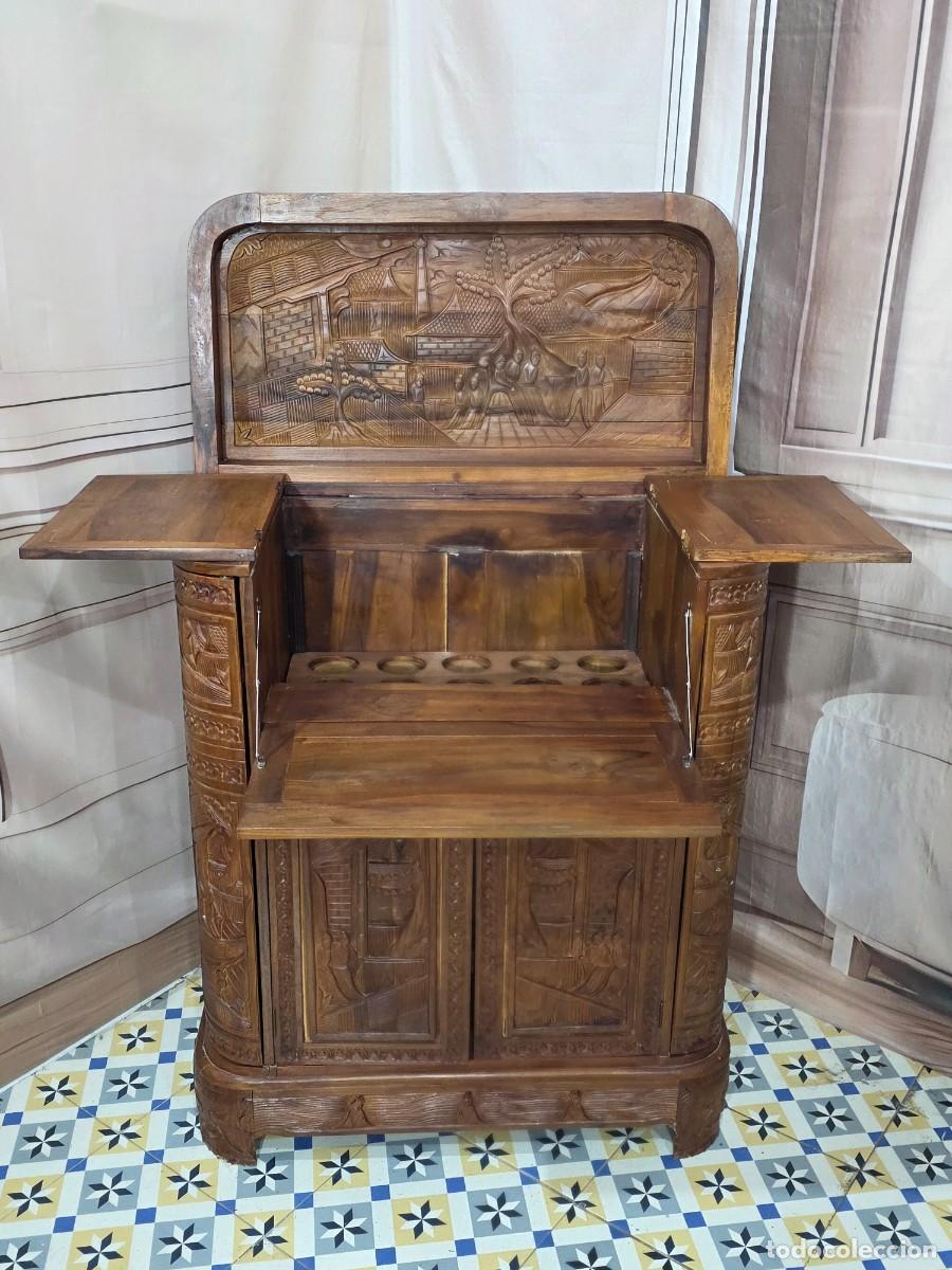 Antig&uuml;edades: Mueble bar fabricado en madera de teca maciza, talla hecha a mano