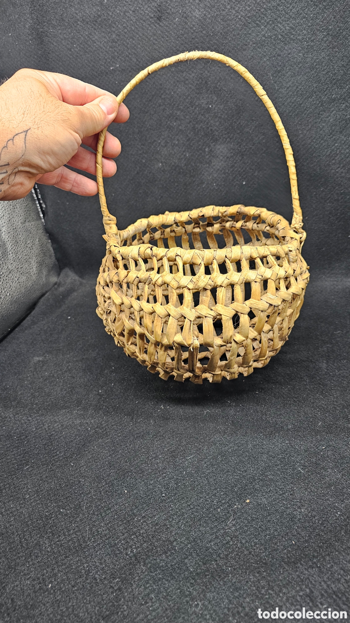 Antig&uuml;edades: Antiguo cesto hecho de fibra de la platanera localmente conocida en Tenerife como BADANA