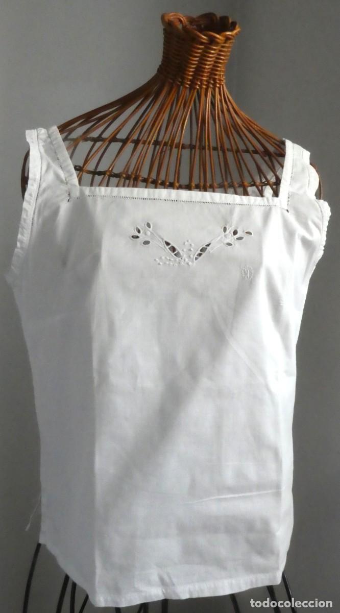 Antig&uuml;edades: ANTIGUO CAMISETA DE BATISTA BORDADA PPIO.S.XX