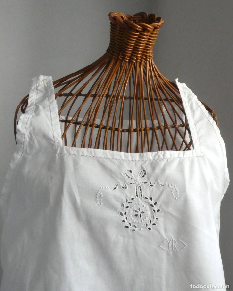 Antig&uuml;edades: ANTIGUO CAMIS&Oacute;N DE BATISTA BORDADA PPIO.S.XX