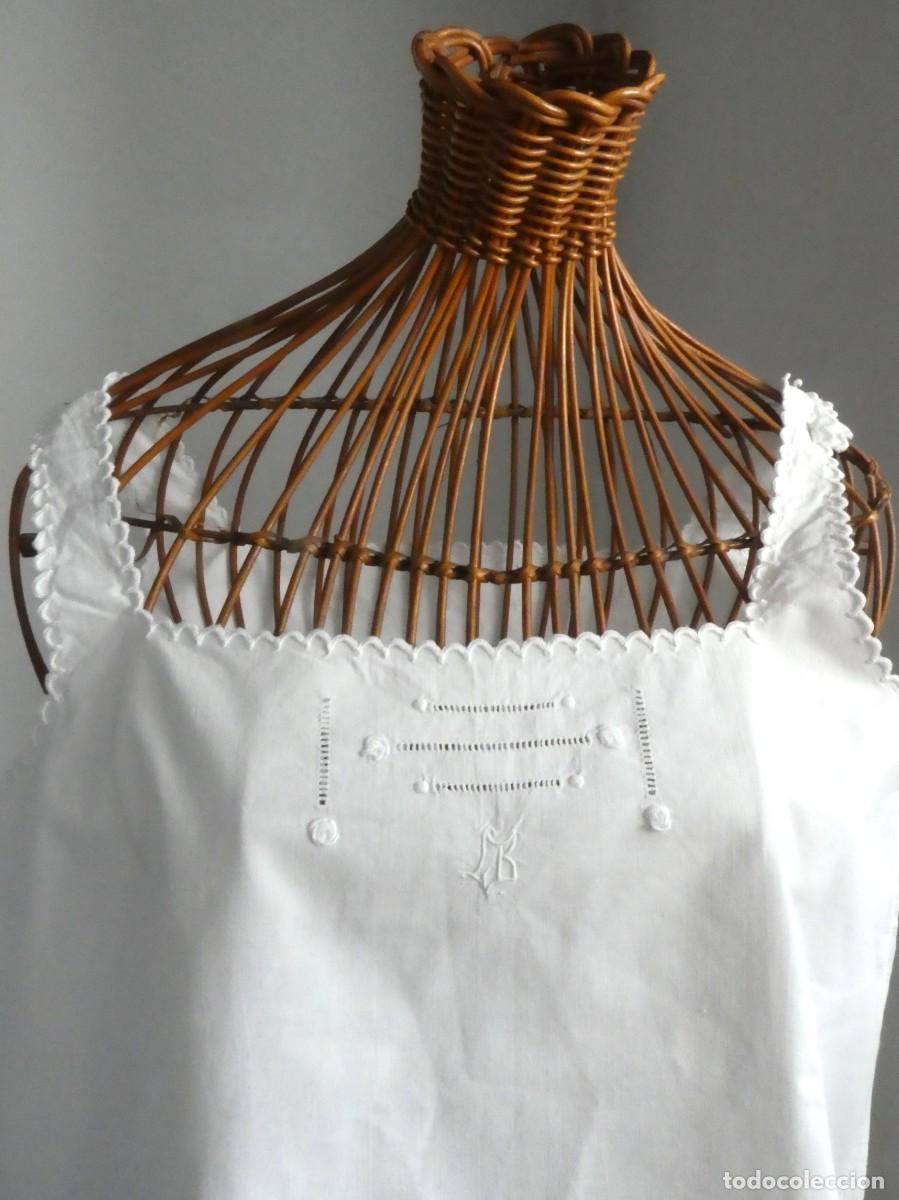 Antig&uuml;edades: ANTIGUO CAMIS&Oacute;N DE BATISTA BORDADA PPIO.S.XX