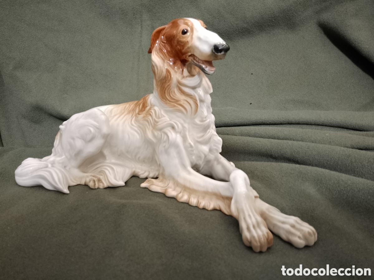 Antig&uuml;edades: Algora Galgo ruso con las patas cruzadas