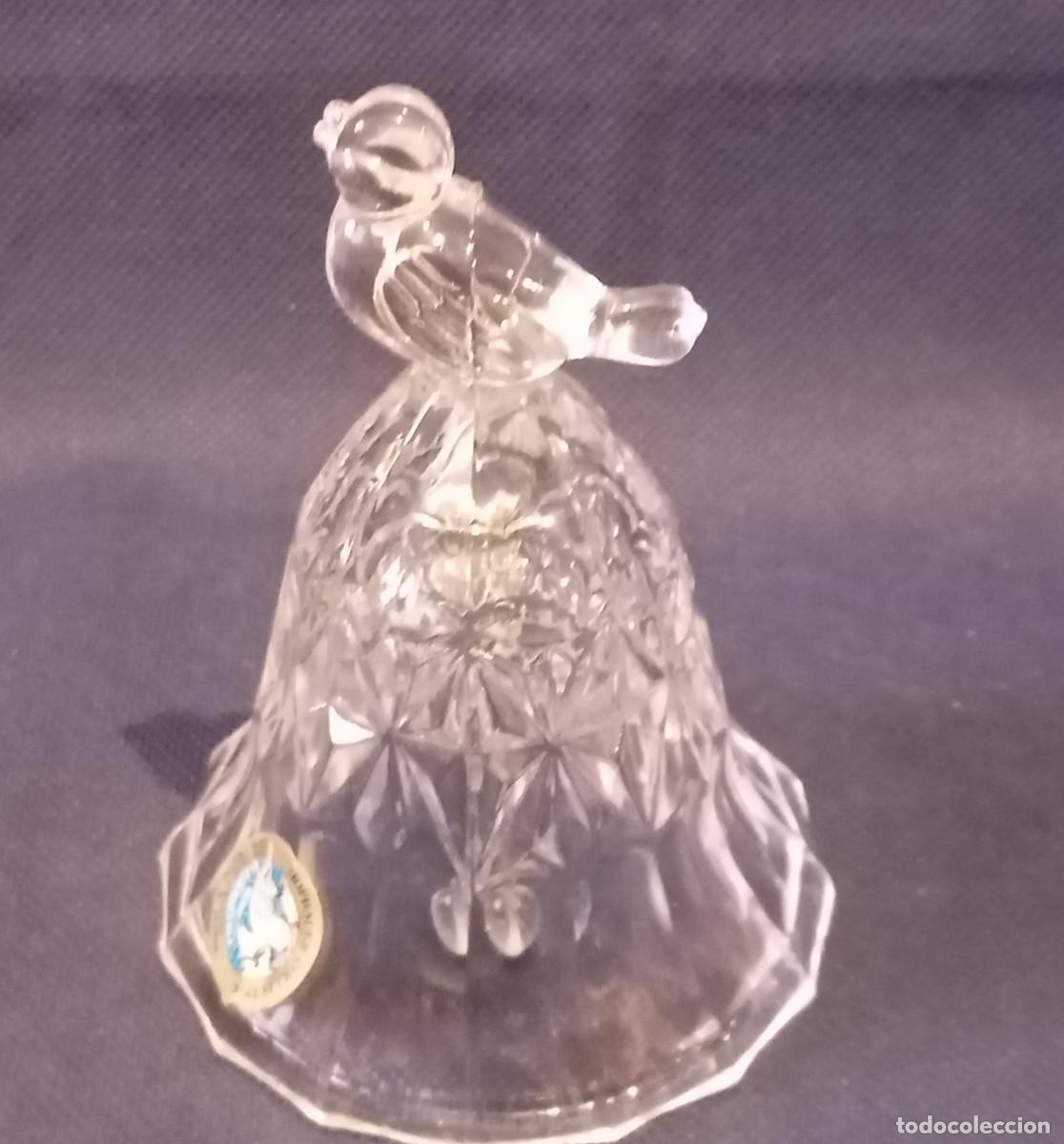 Antig&uuml;edades: Campana de cristal Hofbauer con p&aacute;jaro.
