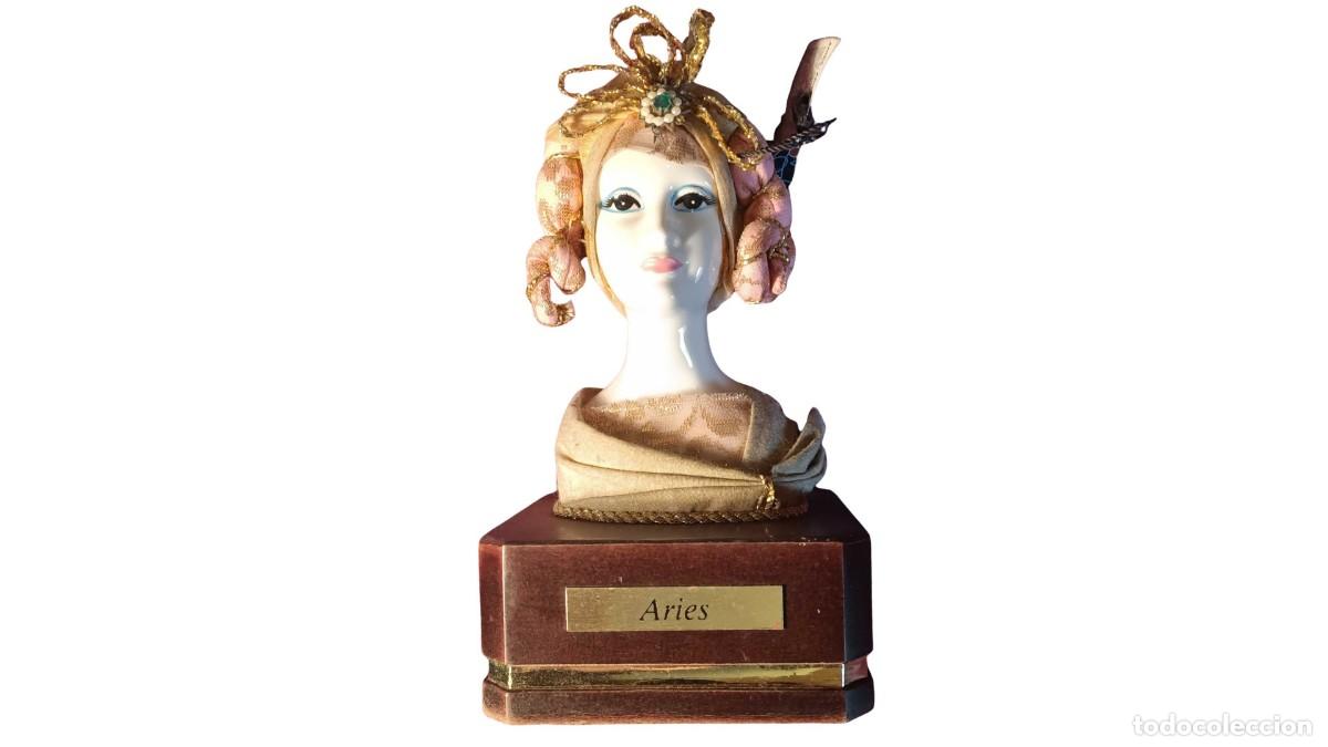 Antig&uuml;edades: Busto de Porcelana sobre Peana de Madera &ndash; Zodiaco Aries, Pintado a Mano, Vintage