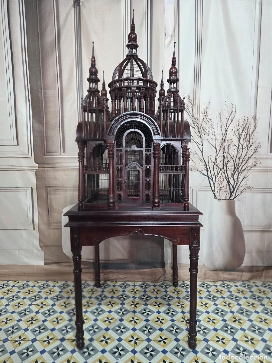 Antig&uuml;edades: Jaula monumental de caoba estilo &rdquo;catedral&rdquo; del siglo XX