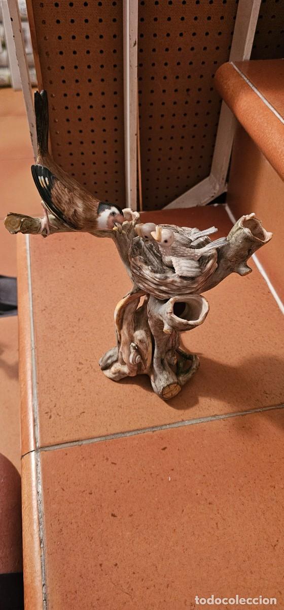 Antig&uuml;edades: Espectacular figura porcelana jilguero en nido firmada