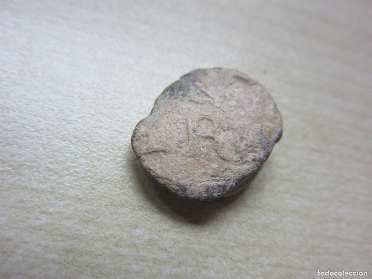 Antig&uuml;edades: Sello o precinto de plomo Posible Medieval con letras Di&aacute;metro 1,5 cm