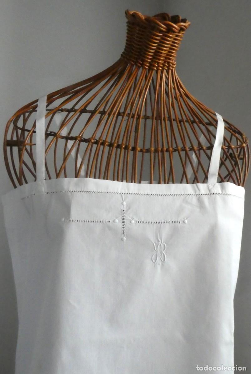 Antig&uuml;edades: ANTIGUO CAMIS&Oacute;N DE BATISTA BORDADA PPIO.S.XX