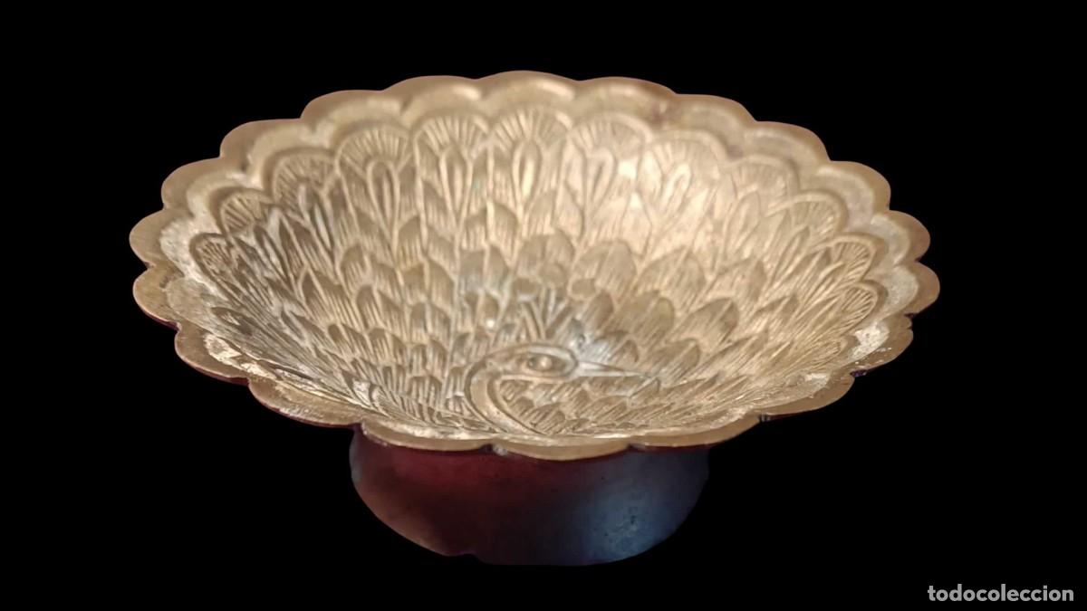 Antiques: CUENCO LAT&Oacute;N PLATEADO &middot; PAVO REAL EN PLENA EXHIBICI&Oacute;N &middot; GRABADO A BURIL &middot; BORDE FESTONEADO - 50/60