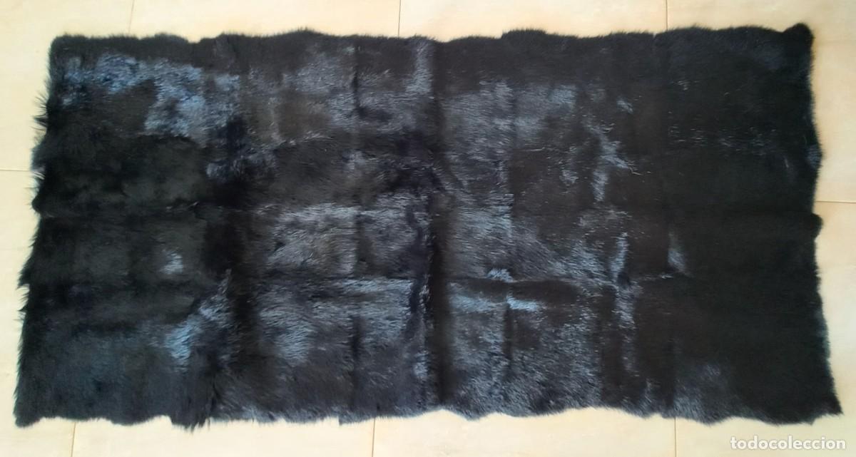 Antiguidades: ALFOMBRA DE PELO DE CONEJO NATURAL TE&Ntilde;IDO NEGRO