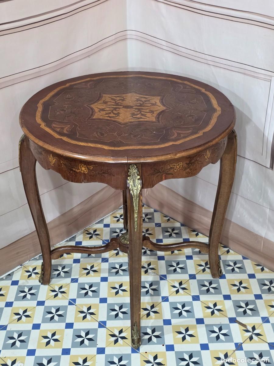 Antig&uuml;edades: Mesa auxiliar de madera estilo Luis XV cuenta con intrincada marqueter&iacute;a
