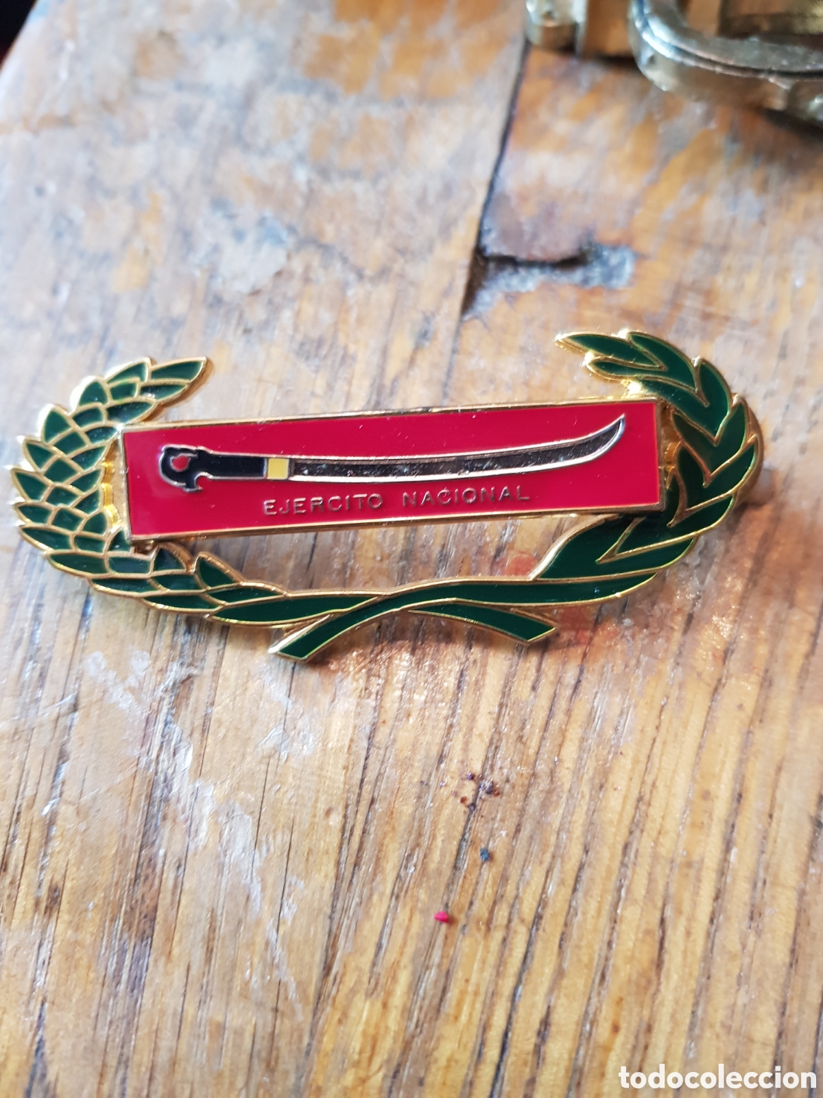 Antig&uuml;edades: ANTIGUA INSIGNIA ESMALTADA MILITAR