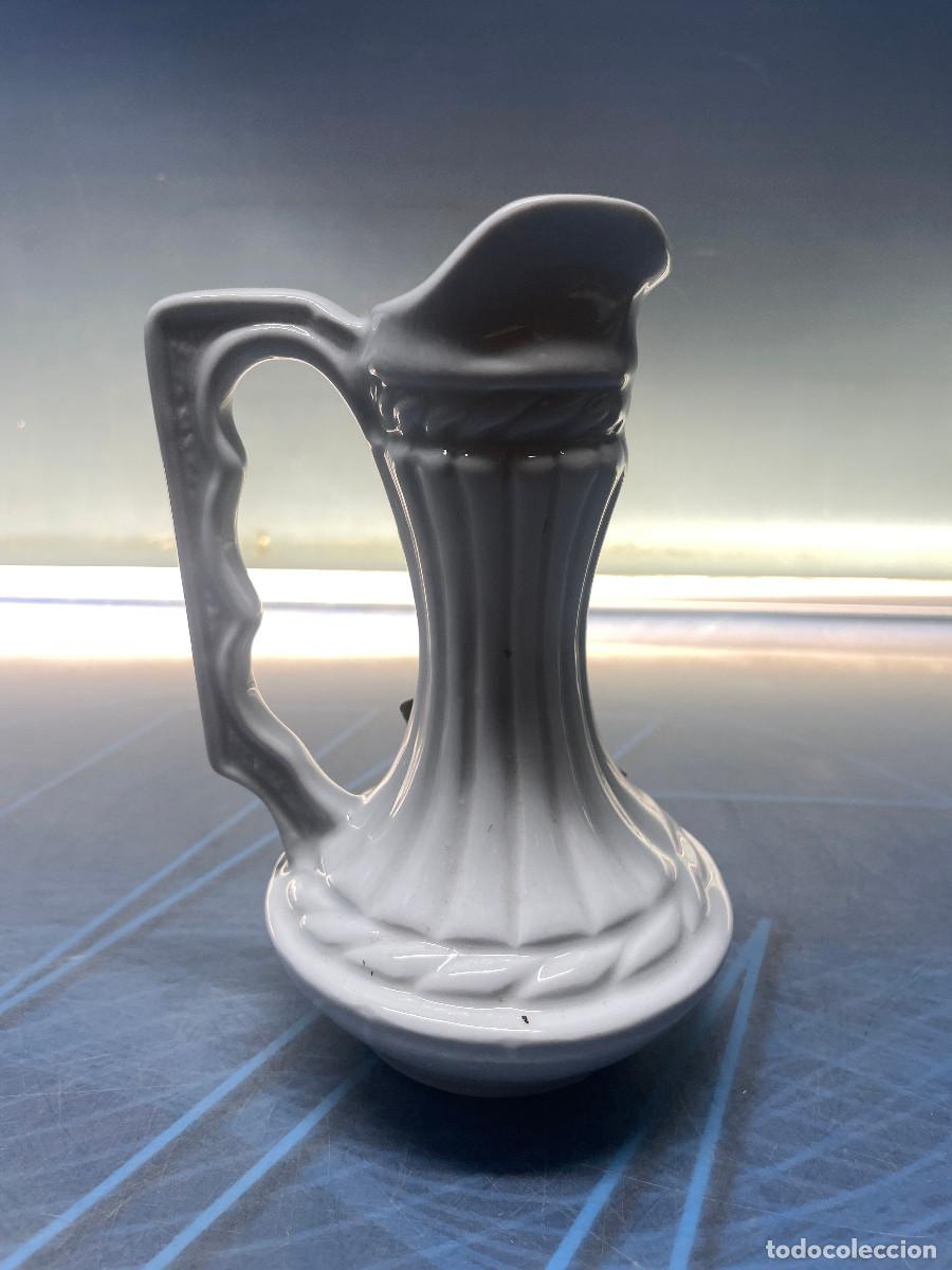 Antig&uuml;edades: Jarra porcelana blanca con flores sin firma 18Cm