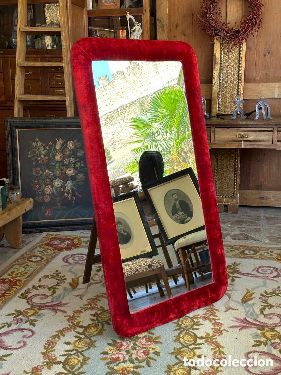 Antig&uuml;edades: Antiguo espejo de pie, principios s.XX. Procedente de estudio de fotograf&iacute;a.Marco de terciopelo rojo
