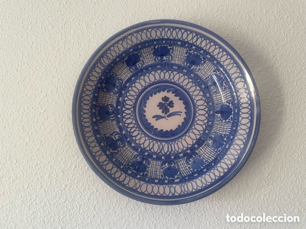 Antig&uuml;edades: Plato cer&aacute;mica espa&ntilde;ola azul y blanco &oacute;valos conc&eacute;ntricos flor central 31 cm