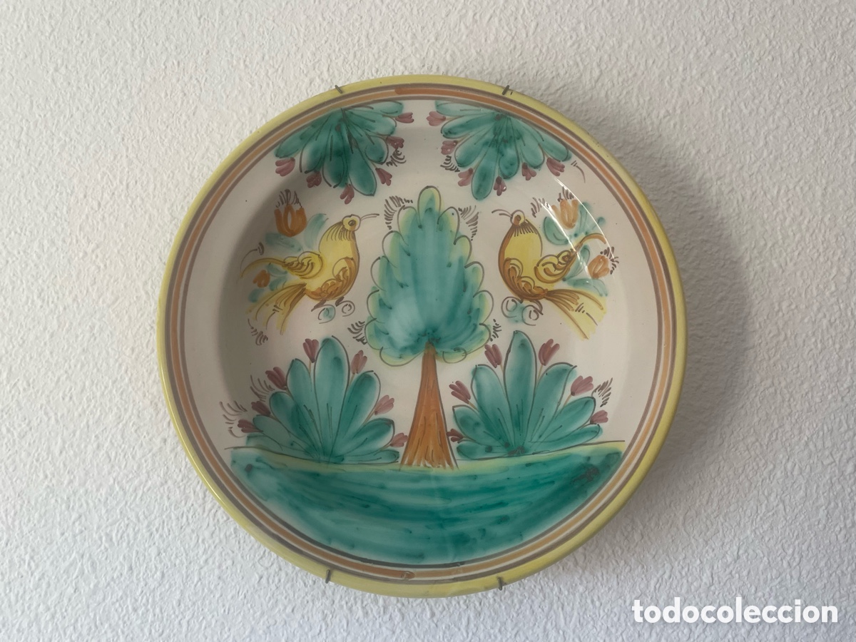 Antig&uuml;edades: Plato cer&aacute;mica espa&ntilde;ola pol&iacute;croma &aacute;rbol p&aacute;jaros afrontados verde amarillo 32,5 cm