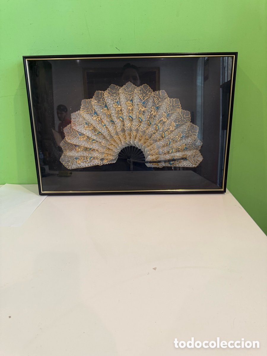 Antig&uuml;edades: Abanico de baraja antiguo pintado a mano enmarcado bajo cristal Siglo XIX-XX