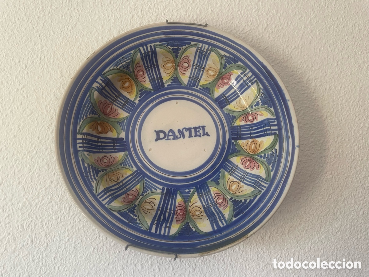 Antig&uuml;edades: Plato cer&aacute;mica espa&ntilde;ola pol&iacute;croma con inscripci&oacute;n &ldquo;Daniel&rdquo; motivos vegetales 32 cm