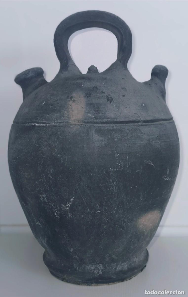 Antig&uuml;edades: Botijo antiguo de cer&aacute;mica negra. Firma Jos&eacute; Font. Verd&uacute; (L&eacute;rida)