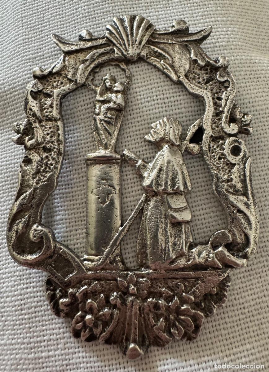 Antig&uuml;edades: MEDALLA CALADA DE PLATA - PEREGRINO REZANDO A LA VIRGEN DEL PILAR - SIGLO XVIII - XIX