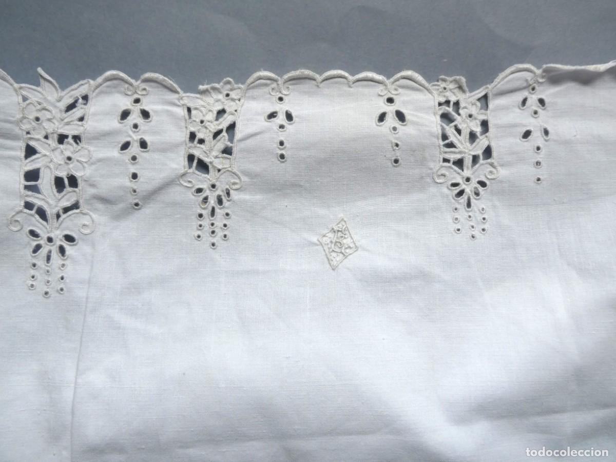 Antig&uuml;edades: ANTIGUO CAMIS&Oacute;N INACABADO DE ALGOD&Oacute;N CON BORDADOS Y FEST&Oacute;N PPIO. S.XX