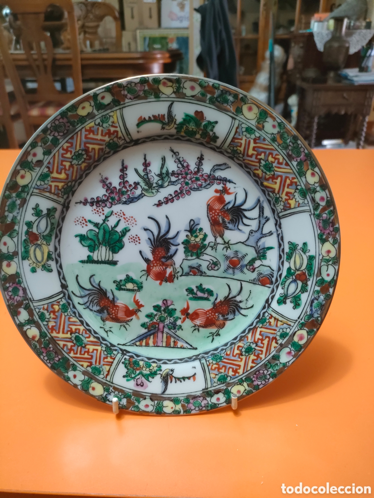 Antig&uuml;edades: Plato de gallos Macao pintado a mano a&ntilde;os 60