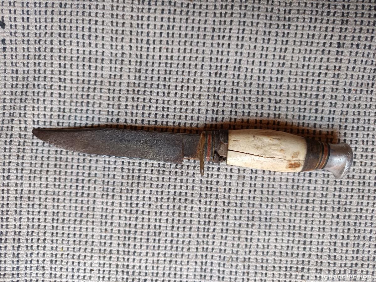 Antig&uuml;edades: Cuchillo antiguo. Empu&ntilde;adura con asta de ciervo y cuero