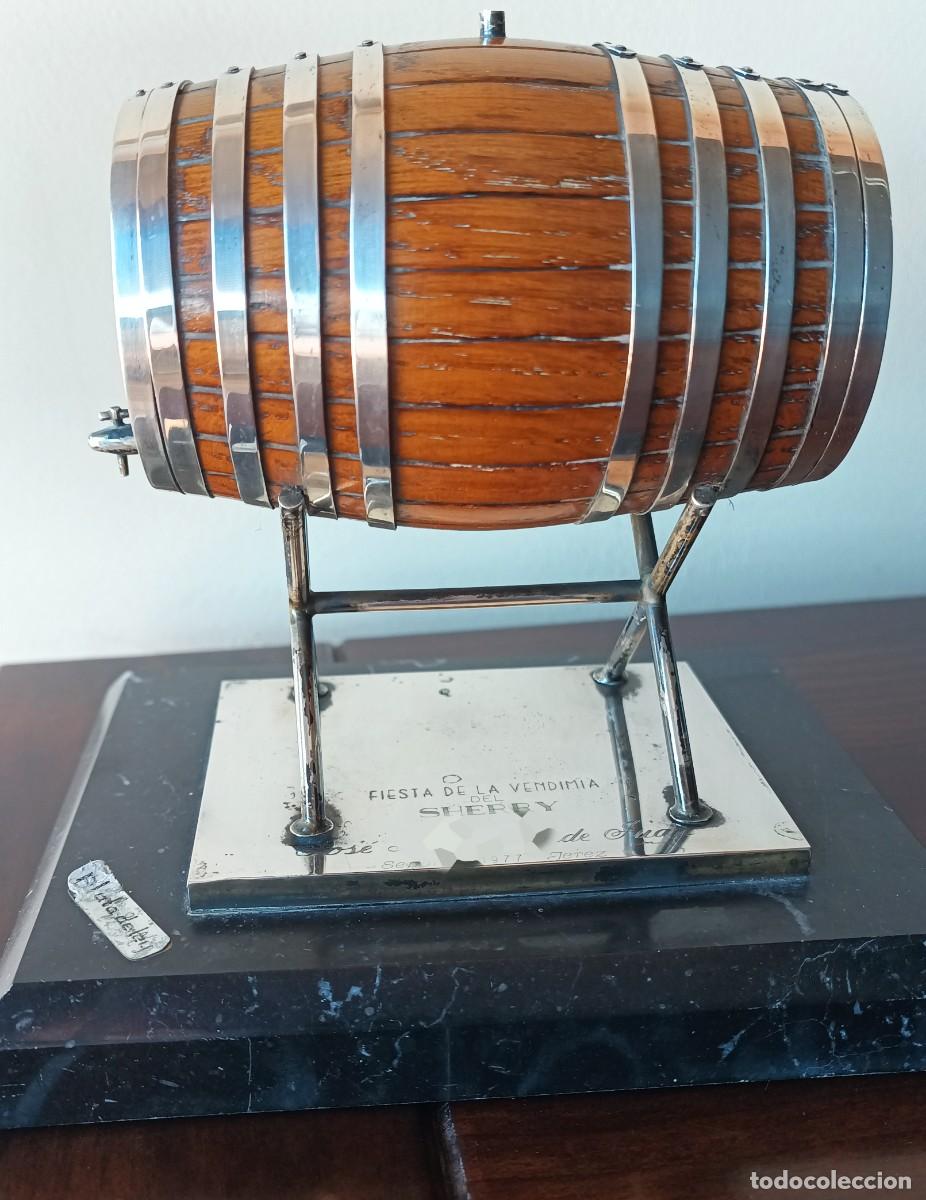 Antig&uuml;edades: JEREZ. BARRIL ENTREGADO EN HOMENAJE. FIESTA DE LA VENDIMIA DEL SHERRY 1977. PLATA DE LEY