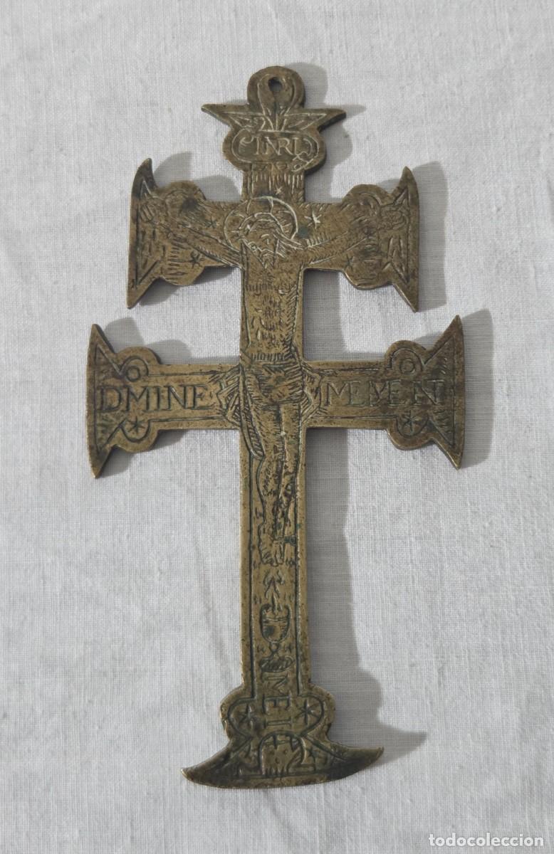 Antig&uuml;edades: Cruz de caravaca en bronce con inscripci&oacute;n, siglo XVlll