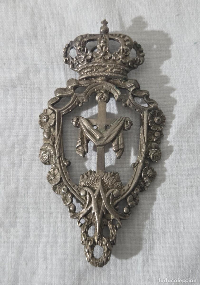 Antig&uuml;edades: Antigua medalla calada grande de metal plateado, cofradia o hermandad semana santa, finales siglo Xl