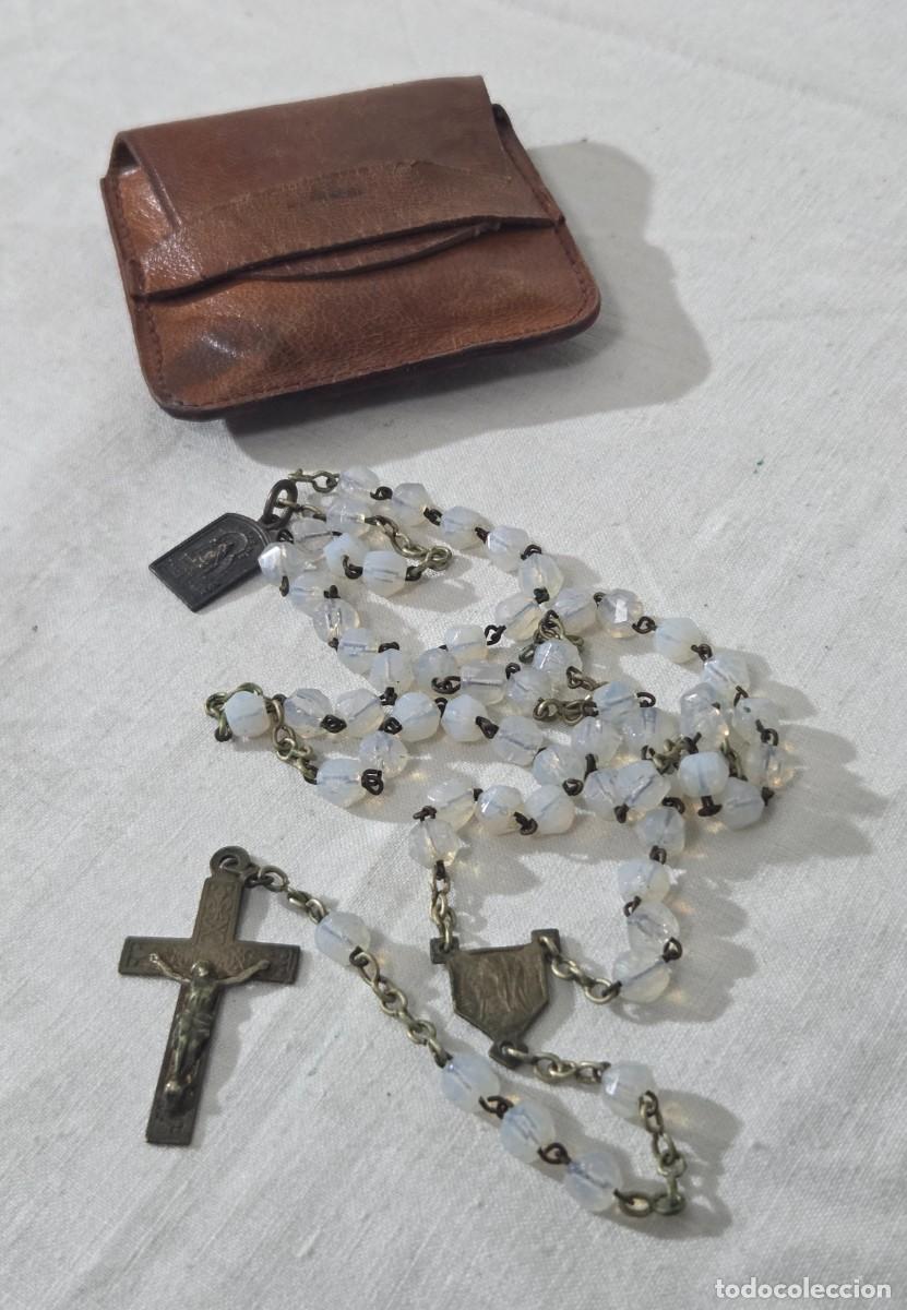 Antig&uuml;edades: Rosario cuentas de vidrio y metal plateado, nuestra se&ntilde;ora del Alcazar, con funda de cuero