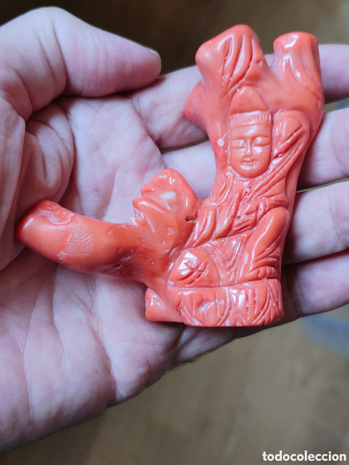 Antig&uuml;edades: Antigua figura oriental. Tallada a mano en coral.