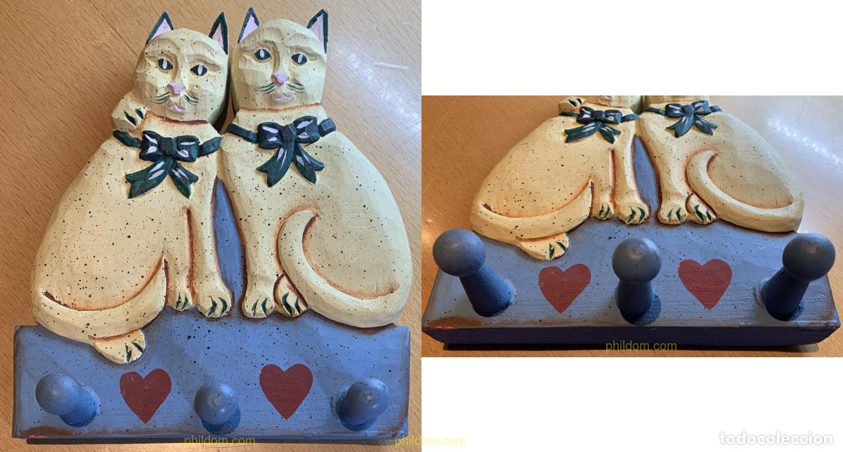 Antig&uuml;edades: ORIGINAL COLGADOR PAREJA DE GATOS MADERA